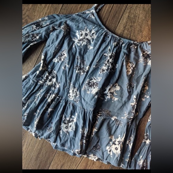 LULUS Size M Slate Blue Floral Tiered Ruffle Cold Shoulder Flowy Top & Ruffles - Picture 12 of 12